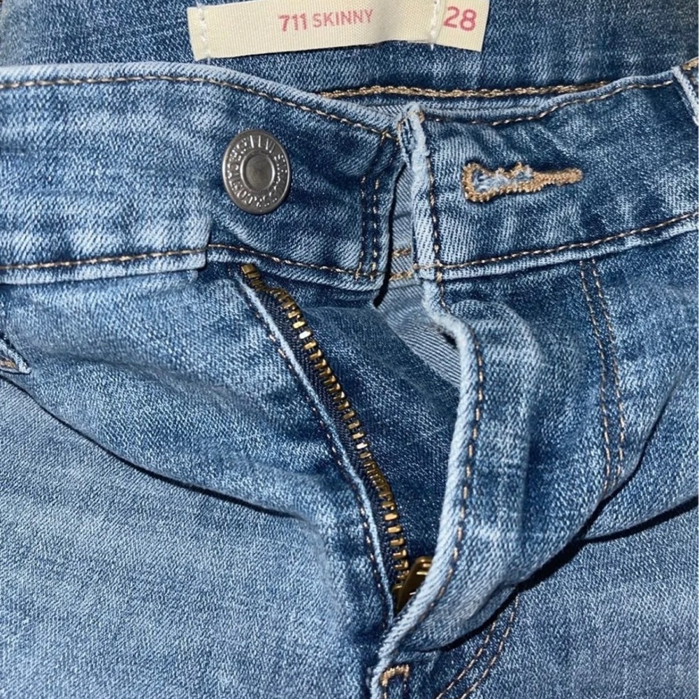 Women’s Levi’s jeans